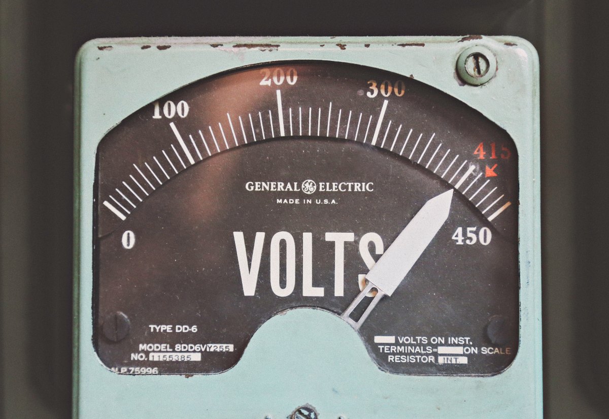 A voltmeter with its needle pointing at 400 volts